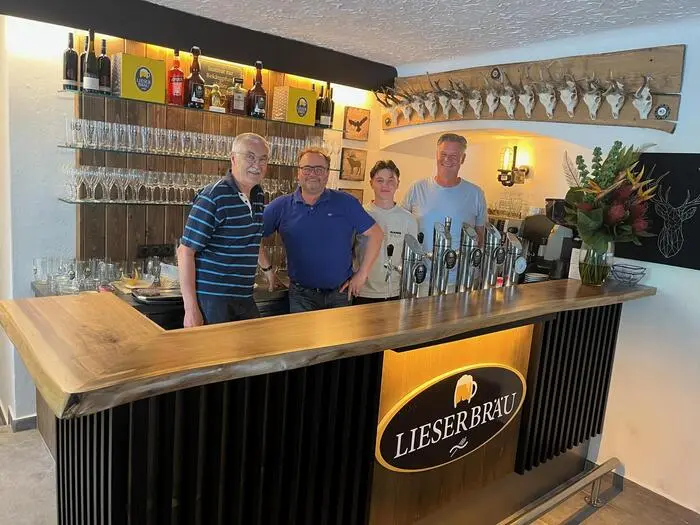 Bei der Neueröffnung des Lieserbräu in Spittal (von links): Hermann Raunig, Christoph Ertl, Raphael Feichter und Hiero Berner