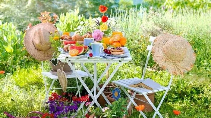 Ob mit klassischen Gartenmöbeln oder neuen Outdoor-Sofas: Machen Sie Ihren Garten zum Wohnzimmer und erleben Sie die Natur. 