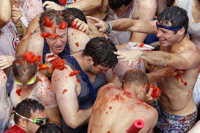 "La Tomatina" heißt das Spektakel, das jedes Jahr am letzten Mittwoch des Augusts in der Gemeinde nahe Valencia abgehalten wird. Hinter dem niedlichen Namen verbirgt sich eine handfeste Lebensmittelschlacht