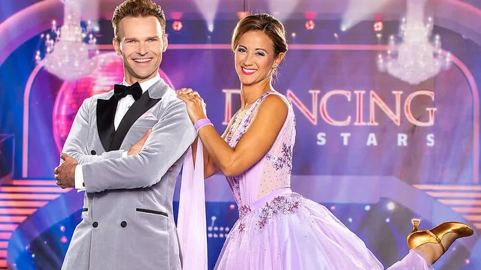 Skirennläuferin Michi Kirchgasser tanzt mit Vadim Garbuzov (Willi Gabalier ist ausgestiegen)