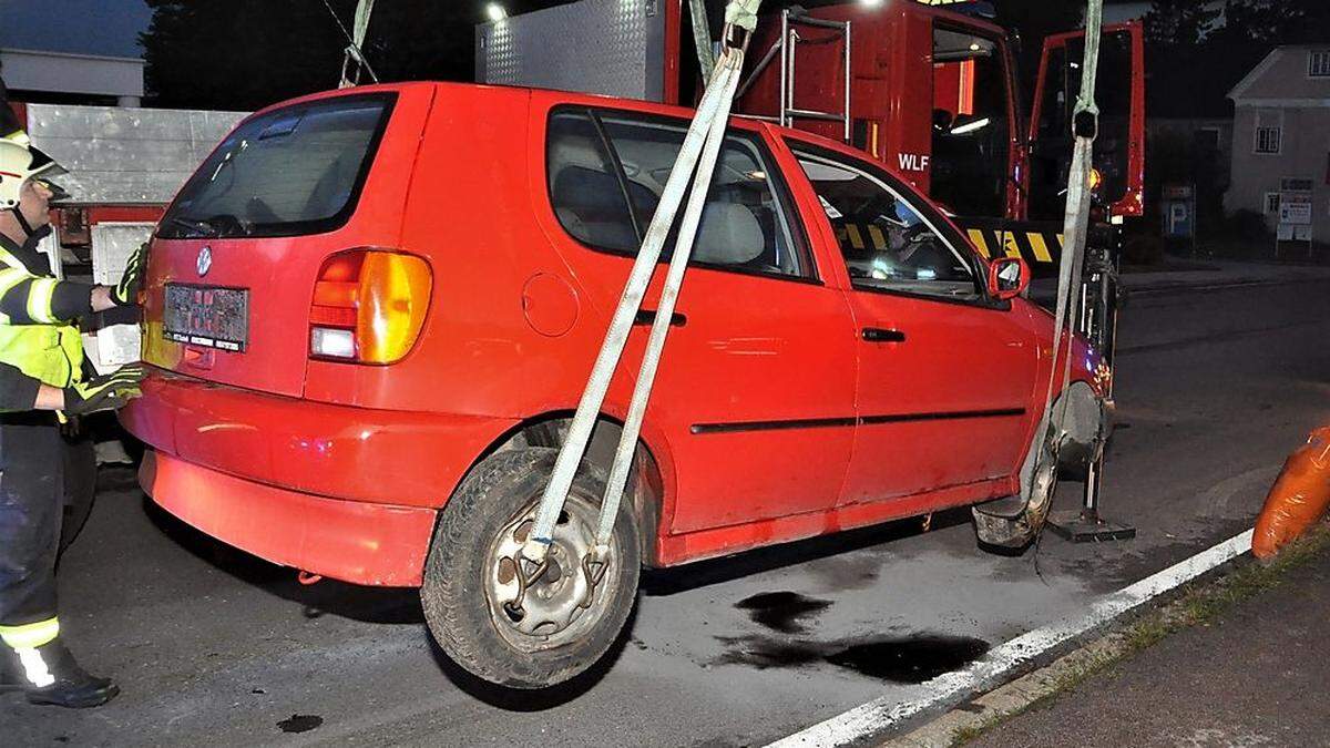 Zuerst touchierte das Auto ein Verkehrsschild, dann fuhr es gegen eine Gehsteigkante.