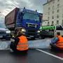 Im November klebten sich Aktivisten fürs Klima in Linz an Straßen