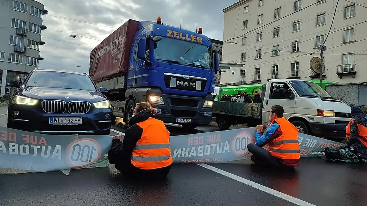 Im November klebten sich Aktivisten fürs Klima in Linz an Straßen