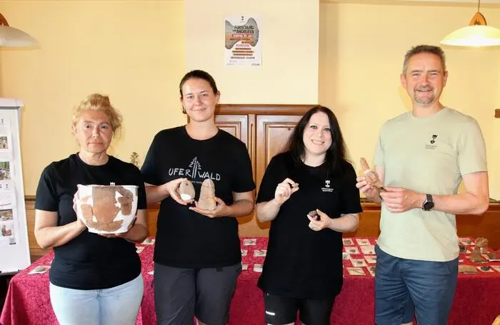 Stolz zeigen Valentina Graf, Katharina Gmeiner, Ingrid Kowatschek und Martin Weber (v.l.) Fundstücke der aktuellen Ausgrabungen