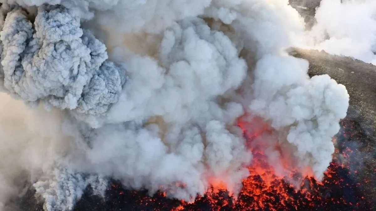 Der Vulkan brach erstmals im März aus