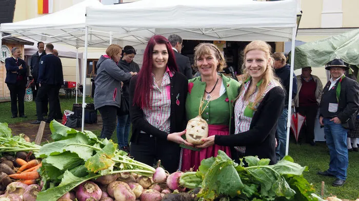 Zur Eröffnung des zweitägigen Rübenfestes in Keutschach gab es Samstag zu Mittag sogar Sonnenschein. In den Zelten wurde aber auch während des Regens gefeiert. Am Sonntag geht es nach dem um 11 Uhr startenden Frühschoppen mit einem musikalischen Nachmittag weiter.