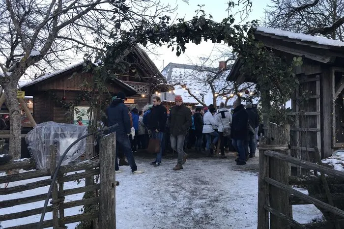 Nach einer Adventkranzsegnung wurde der besinnliche Adventmarkt spannend – die Jogllandteifl lehrten den Besuchern beim Perchtenlauf das Fürchten.