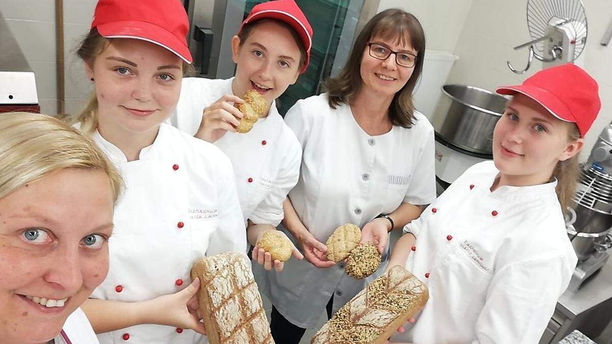 Gemeinsam mit ihren Lehrerinnen gewannen die Schülerinnen dreimal Gold