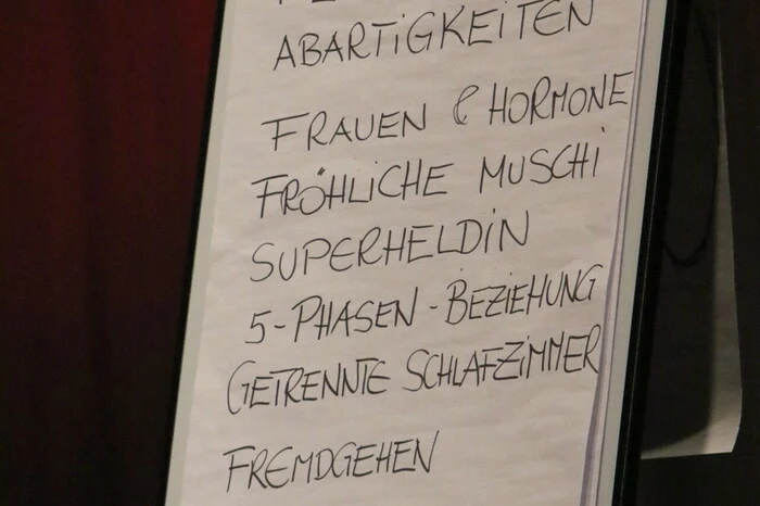 Mit im Gepäck hatte die Kabarettistin aus dem Ländle ihr neuestes Programm „flachgelegt“.