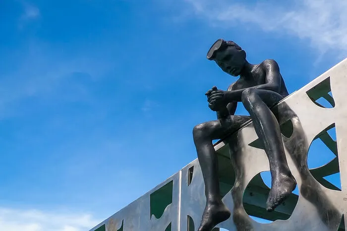 Auch auf dem Dach des Würfels sind Figuren angebracht.