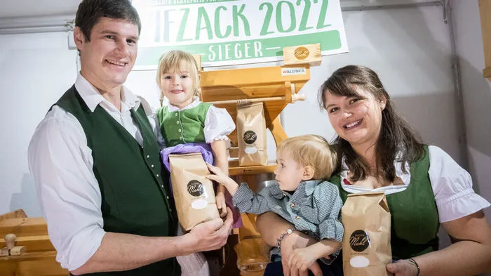 Franz Neuper mit Lebensgefährtin Patricia Zach und den Kindern Emma und Lukas - im Hinterrund die Getreidemühle aus Zirbenholz.