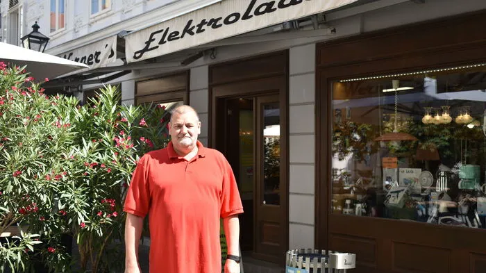 Der Ladenbesitzer Werner Raunacher vor seinem Geschäft am Franziskanerplatz