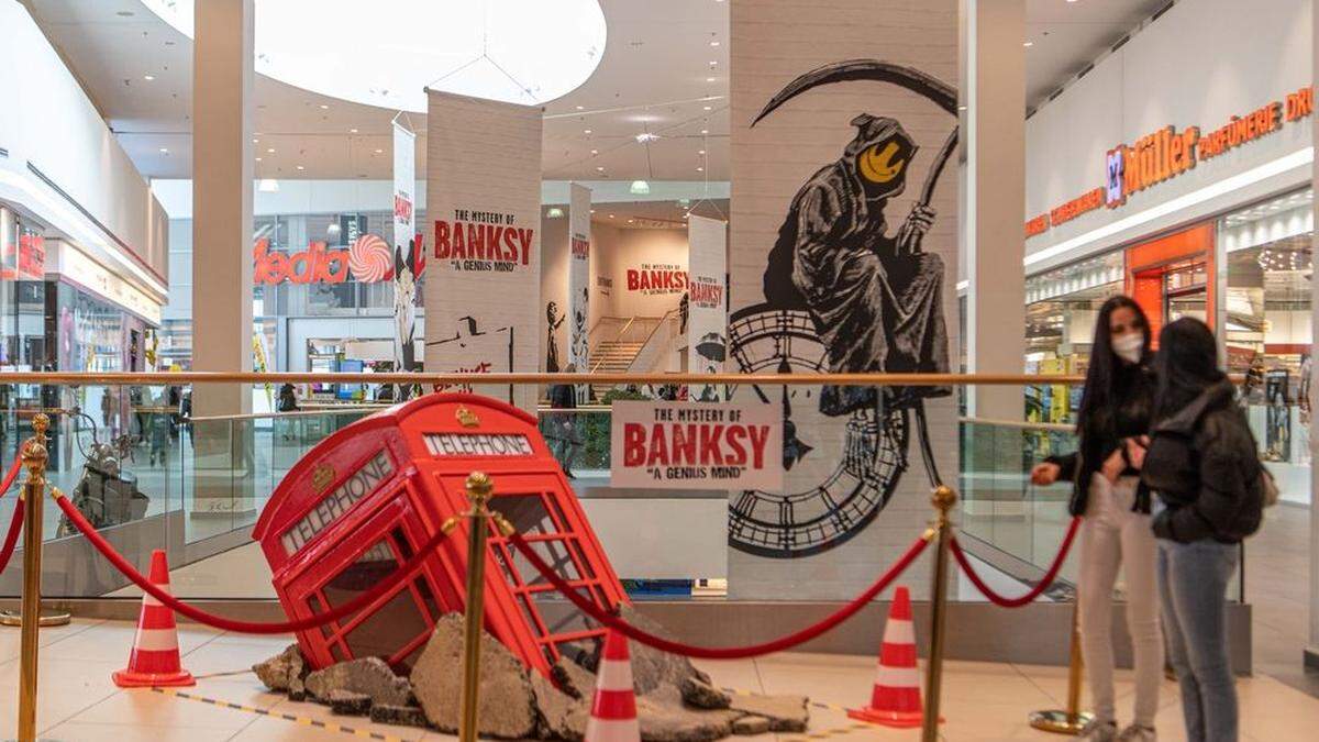 Auch außerhalb der Ausstellungsflächen ist es nicht zu übersehen: Die Banksy-Schau ist in der Stadt