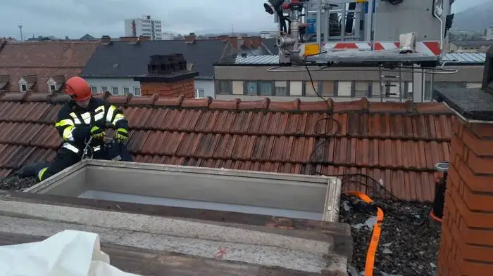 Die Regenfälle der vergangenen Tage machten nun am Knittelfelder Hauptplatz einen Einsatz der Feuerwehr nötig.