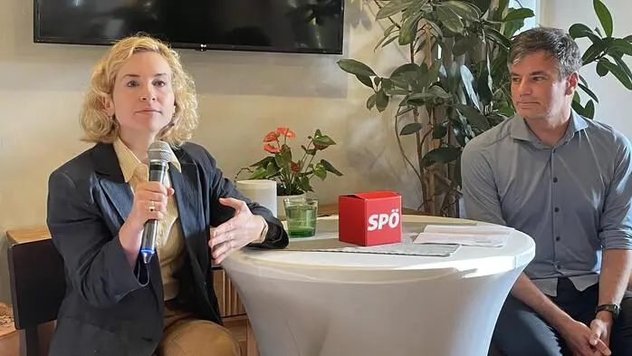 Ministerin Eva-Maria Holzleitner und Abgeordneter Wolfgang Moitzi beim Sommergespräch in Judenburg