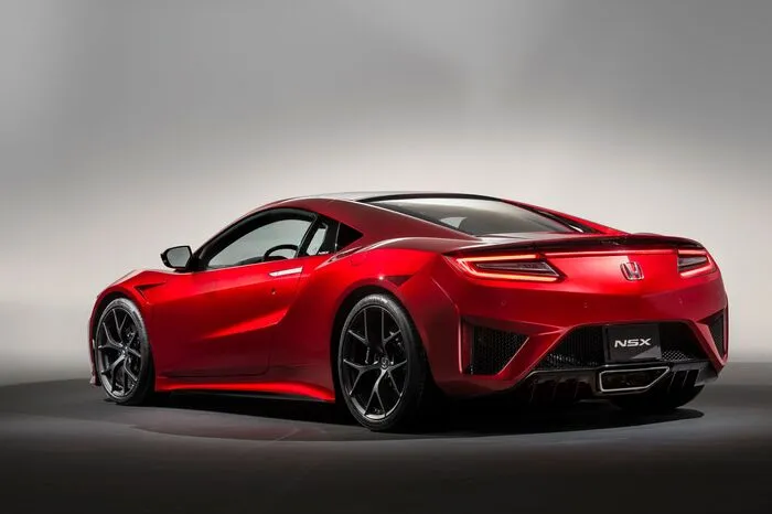 Die komplexen Vorgänge steuert das System Sport Hybrid SH-AWD. Es beherrscht vier Fahrmodi und beeinflusst die Lenkung, Bremsen (mechanisch und regenerativ), Drosselklappe, das elektronische Stabilitätsprogramm (VSA) und die elektromagnetischen Stoßdämpfer.