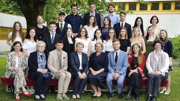 Die 8A-Klasse: Katharina Deutsch, Sarah Frühwirth, Katharina Katzbeck, Martin Krankenedl, Felice Ortis, Florian Oswald, Lena Pöltl, Kira Purkart, Mara Rainer, Lena Schauer, Leo Schweighofer, Johanna Strohmeier, Carina Tatzl, Marlene Tatzl und Johanna Wabnegg