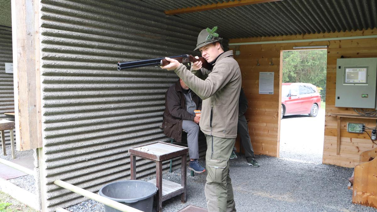 Christoph Falzberger von der Landjugend Leoben beim Tontaubenschießen