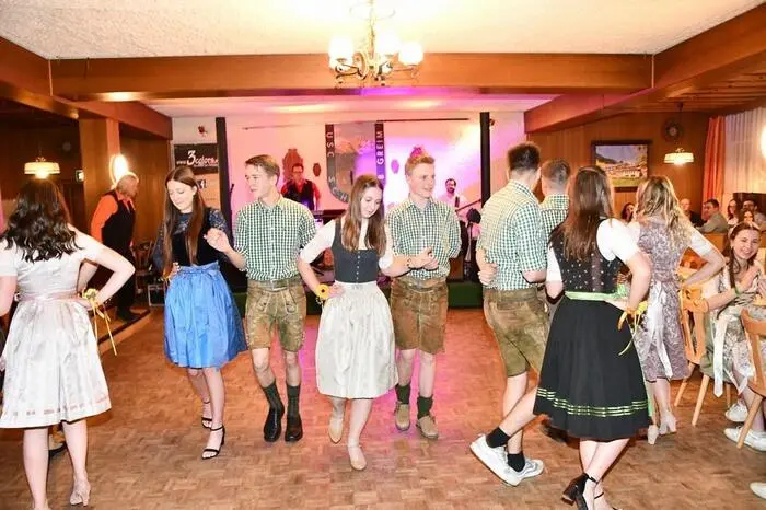Auftakt zum sehr gut besuchten Bauernball am Samstagabend war die Polonaise.