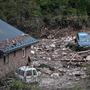 Enorme Schäden in Donja Jablanica (etwa 50 Kilometer südwestlich von Sarajevo) nach der Überflutung am 4. Oktober.  Die Suche nach Dutzenden von Menschen, die bei den Überschwemmungen, die in Bosnien mindestens 18 Menschenleben gefordert haben, vermisst werden, wurde am 6. Oktober fortgesetzt, nachdem sintflutartige Regenfälle Städte überschwemmt und Erdrutsche ausgelöst hatten.