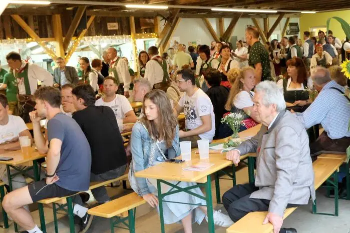 Unter den Besuchern gesichtet wurden unter anderen die Vorsitzende der Arbeitsgemeinschaft (ARGE) Österreichischer Volkstanz Kärnten, Hanna Wiedenig, Schulwart Manfred Prettner sowie der ehemalige Ebersteiner Bürgermeister Helmut Lassernig.