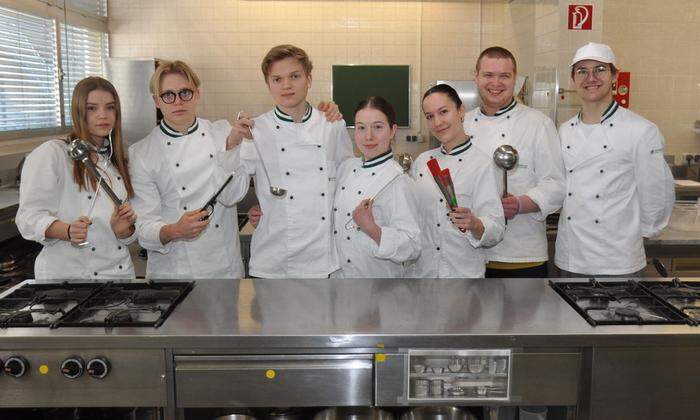 Am ersten Wochenende haben Schüler bereits gemeinsam für die Geflüchteten gekocht: Anna und Ivan Romaniuk (ganz links) waren etwa dabei 