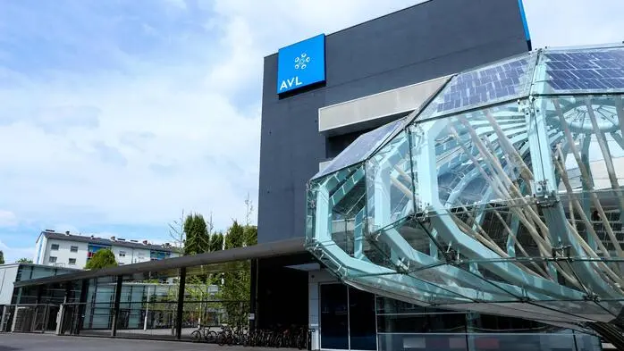 Derzeit werden 72 frühere AVL-Beschäftigte, 21 Frauen und 51 Männer, in der Regionalstiftung weitergebildet. Laut AMS gibt es weitere 90 Anträge