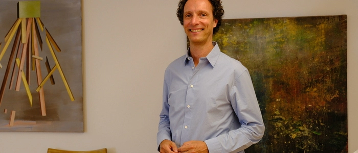 Armin Berger steht in seinem Büro im obersten Stock der Liebburg