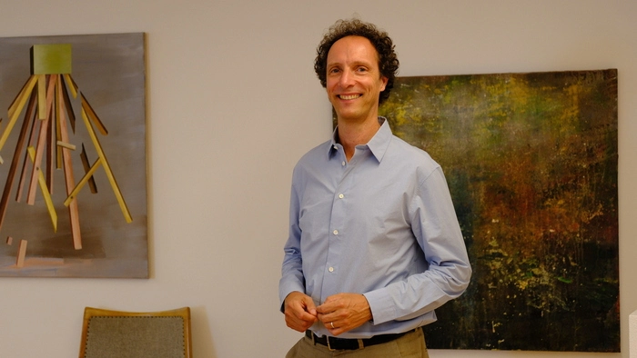 Armin Berger steht in seinem Büro im obersten Stock der Liebburg