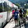 Eine Gruppe Radfahrer in Kärnten beim Einsteigen in den Zug | Immer mehr Radler nutzen auf dem Hin- oder Rückweg die Bahn