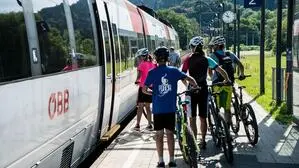 Eine Gruppe Radfahrer in Kärnten beim Einsteigen in den Zug | Immer mehr Radler nutzen auf dem Hin- oder Rückweg die Bahn