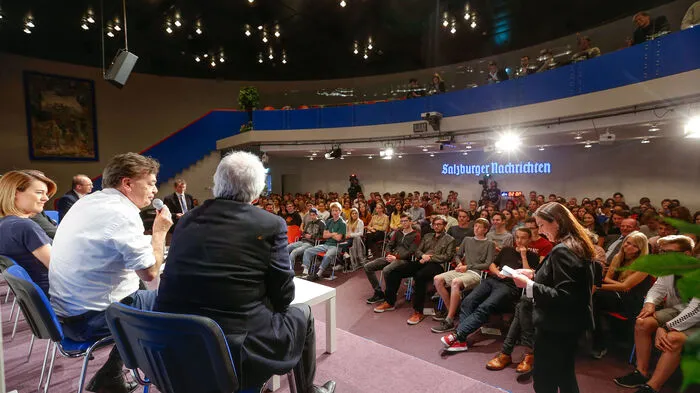 In einem Monat wird das Europäische Parlament gewählt.  Höchste Zeit, den Spitzenkandidaten auf den Zahn zu fühlen. Am Freitag taten das im Saal der SN rund 300 Schülerinnen und Schüler. 