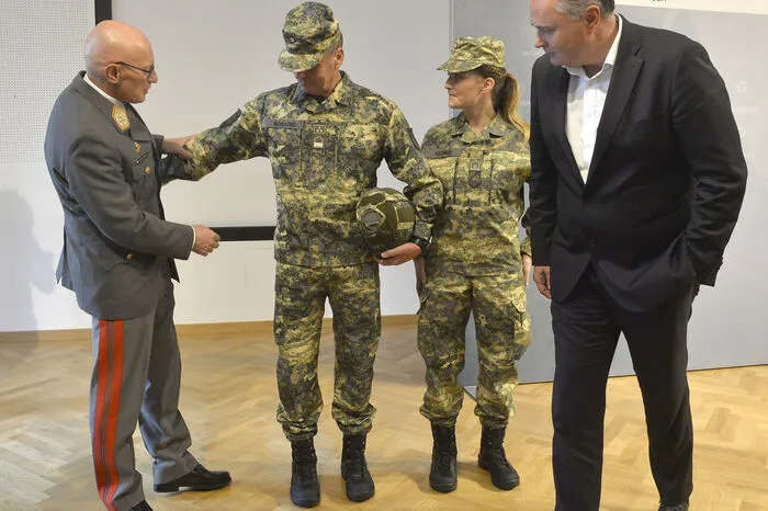 Neben einer besseren Stoffqualität hätten die neuen Uniformen den Vorteil, dass der Aufdruck änderbar ist - grundsätzlich orientiert sich das Tarnmuster zwar am "üblichen österreichischen Bewuchs", wie es in der Presseunterlage heißt, die Farben können aber je nach Einsatzraum in der Wüste oder in Wintergebieten angepasst werden.