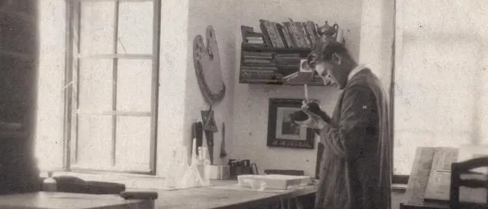Fritz Silberbauer um 1920 in seinem Atelier auf Schloss Dornegg