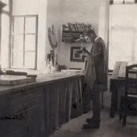 Fritz Silberbauer um 1920 in seinem Atelier auf Schloss Dornegg