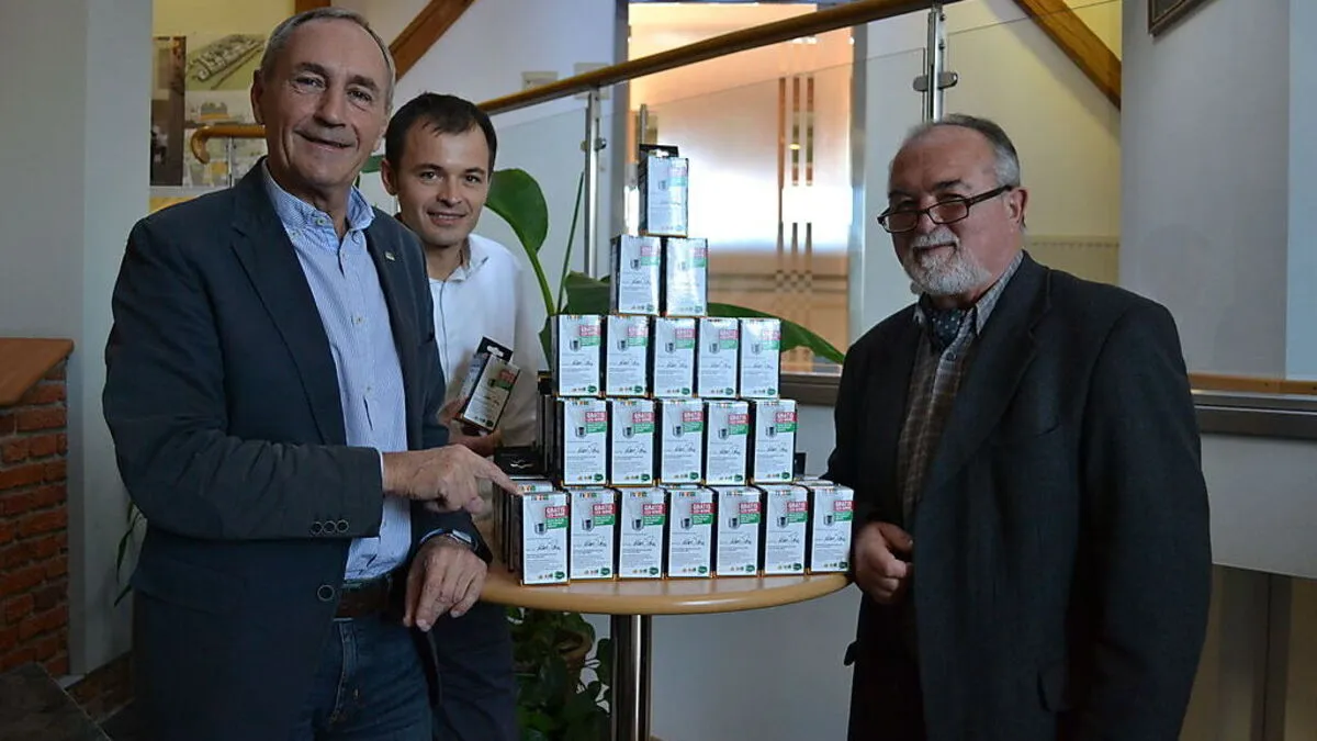 Karl Pack, Anton Schuller und Hans Rieger (von links) mit den LED-Birnen