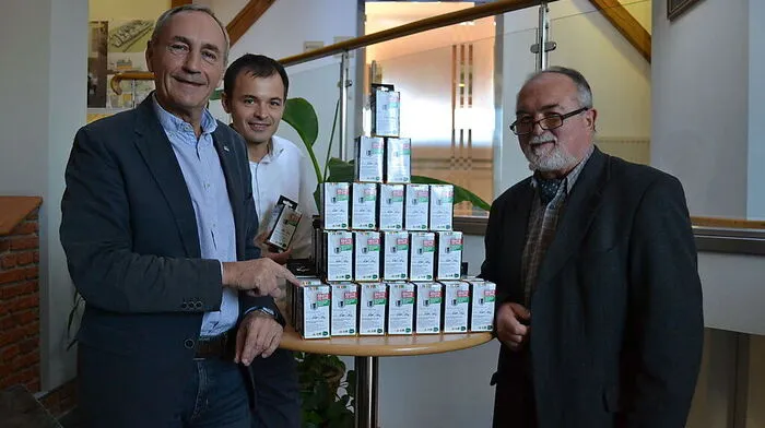 Karl Pack, Anton Schuller und Hans Rieger (von links) mit den LED-Birnen