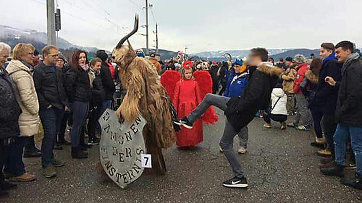 Ein Foto des Nikolospringens in Liebenfels ging viral