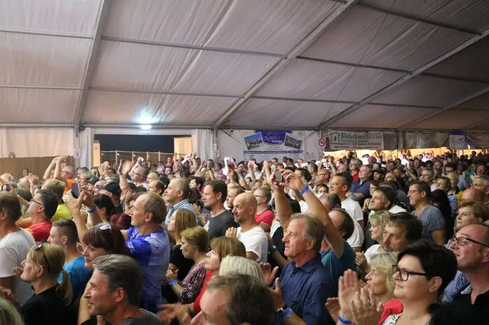 ... und begeisterte die rund 1700 Gäste im Festzelt mit einer ordentlichen Rock'n'Roll-Party.
