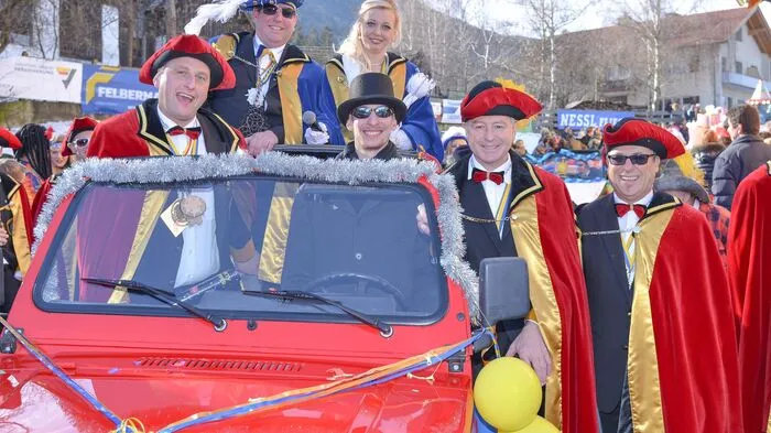 Das Prinzenpaar und sein Gefolge: Günter Brunner, Prinz Geri I. von der Froschlacke Gerald Klammer, Prinzessin Manu II. vom Schlosshof in Unterhaus Manuela Mitterling, Manuel Rabitsch, Heinz Zaiser und Günther Walter (von links)