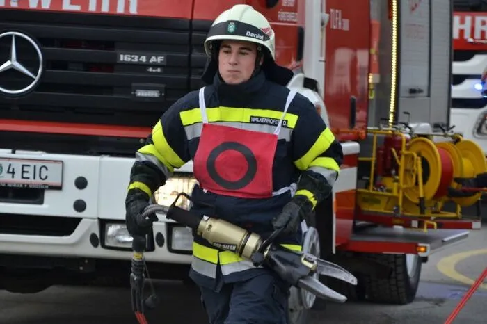 Die Feuerwehrleute mussten die richtige Handhabung der Geräte zeigen.
