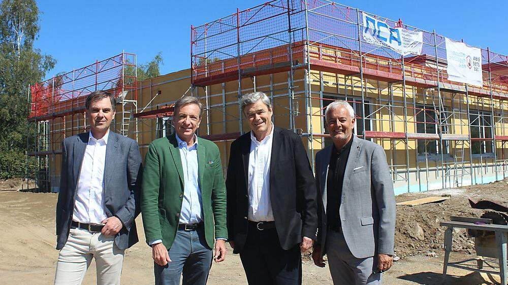 Madrian (links), Baldt, Fleischmann und Benedikt auf der Baustelle