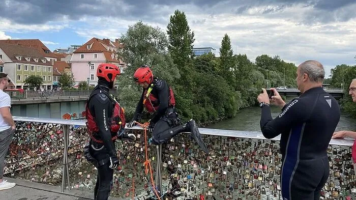 Ausgerüstet mit Helmen und Seilen bezwangen Schwimmer der Fließwasser-Rettung für eine Übung die Mur