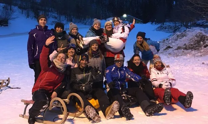 Die zwei Kilometer lange Rodel­bahn bietet täglich ab 10 Uhr Rodelspaß für Groß und Klein