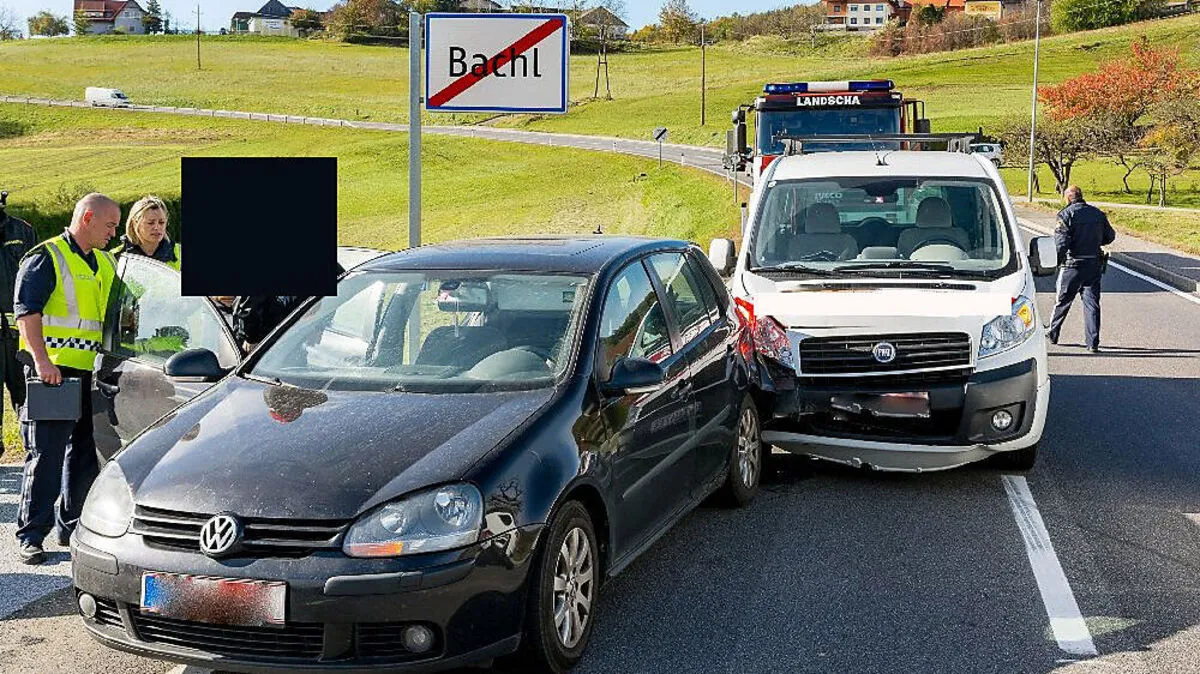 Der Kleinbus prallte auf den abbiegenden Pkw