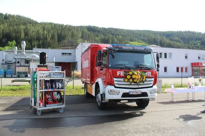 Das neue Einsatzfahrzeug, das von der Firma Lohr Magirus auf einem Mercedes Fahrgestell aufgebaut wurde, wird noch mit diversen Rollcontainern mit verschiedensten Geräten und Werkzeugen ausgestattet, um im Einsatz in der Gemeinde oder im Katastrophenhilfsdienst bestens ausgestattet zu sein