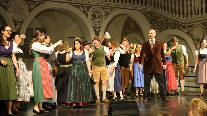 Da war am Freitagabend einiges los in der Bezirkshauptstadt. Auch die tropischen Temperaturen konnten die zahlreichen Besucher nicht davon abhalten, beim Musical „Seerosenfieber“ im Rathaushof vorbeizuschauen. 