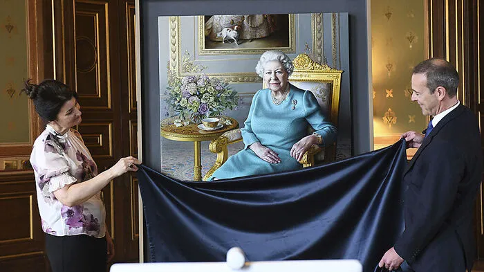 Den Moment der Enthüllung verfolgte die Monarchin vor dem Computer mit