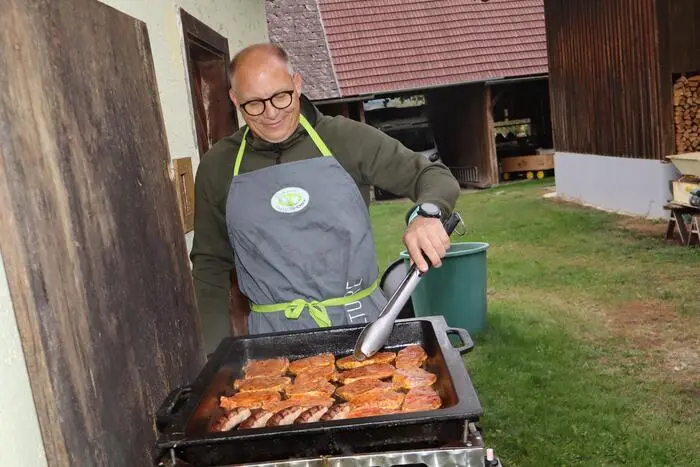 Im Anschluss bewies Heribert Engelbrecht seine Künste und servierte köstliche Grillvariationen an alle Beteiligten. 