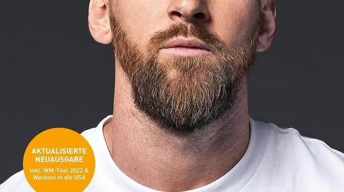 „Messi – die ultimative Biografie“: Lionel Messi ist ein Phänomen. Trotz weltweiter Verehrung ist kaum etwas über das Leben des argentinischen Superstars und siebenfachen Weltfußballers bekannt, der 2022 endlich den ersehnten Weltmeistertitel gewann und zum Karriereende in die USA wechselte. Was steckt hinter dem außergewöhnlichen Talent, wie wurde er zum besten Spieler der Welt? Welche Rolle spielt seine Familie und die unglaubliche Fußballbegeisterung in seiner Heimat? Wie tickt der stets bescheiden auftretende Superstar privat? Als erster Autor hat Guillem Balagué mit Messi selbst und seiner Familie gesprochen, außerdem seine Trainer sowie zahlreiche Mitspieler und Wegbegleiter getroffen. „Messi“, 696 Seiten, 30,80 Euro